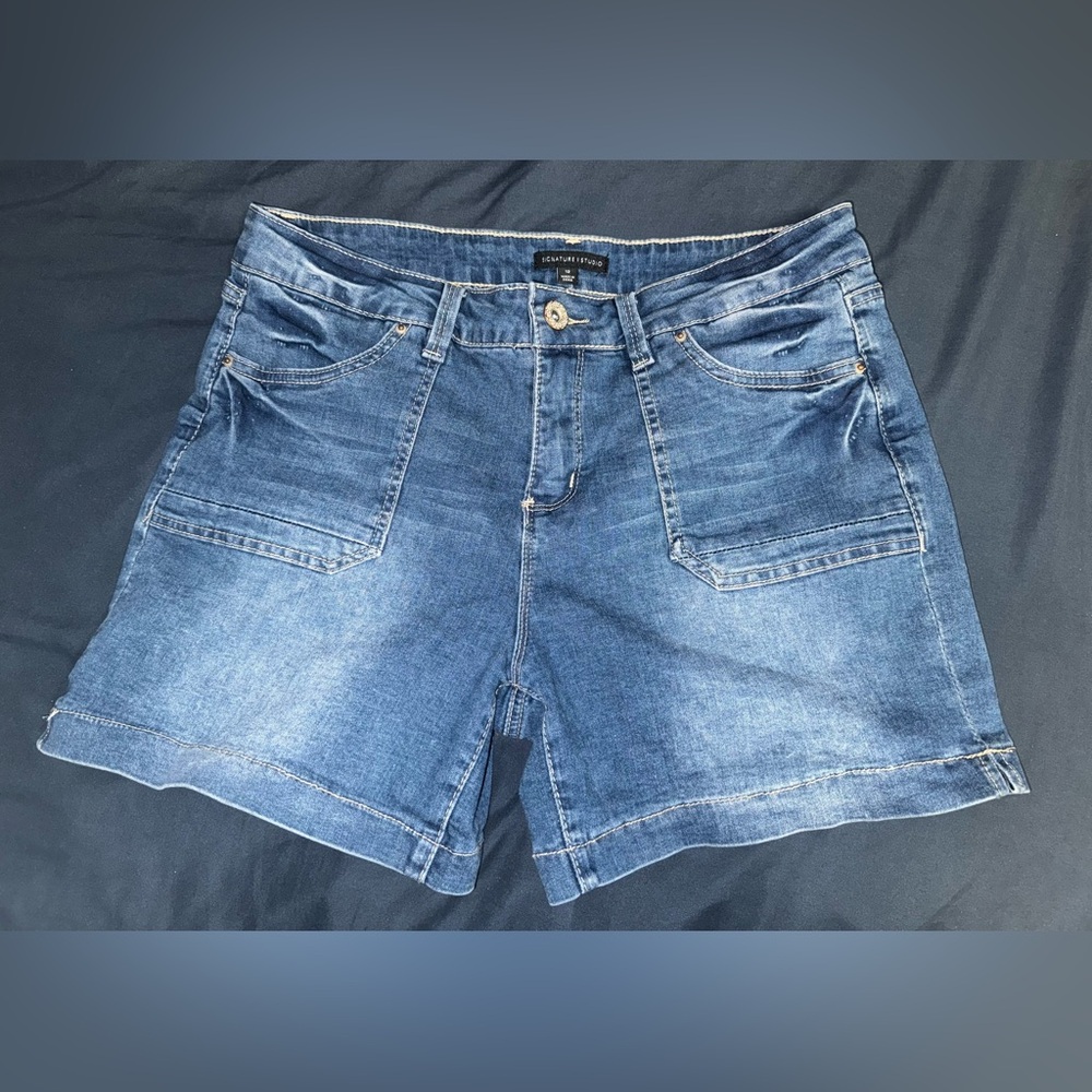 Signature Studio Jean Shorts Cuffed Hem (SIZE 12)